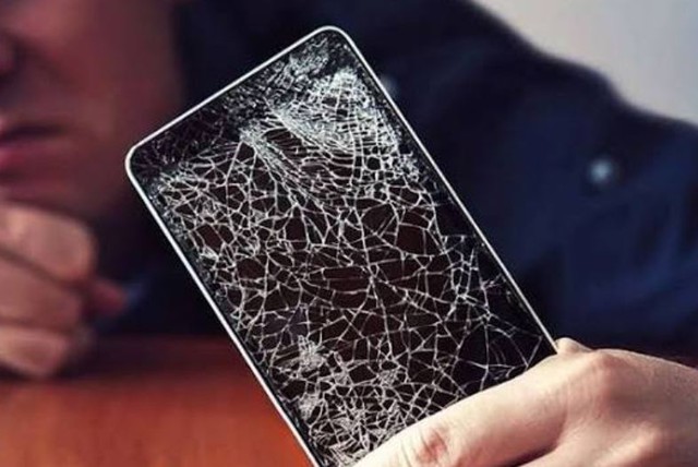 V&igrave; sao kh&ocirc;ng n&ecirc;n tiếp tục sử dụng k&iacute;nh cường lực đ&atilde; bị nứt? - Ảnh 1.