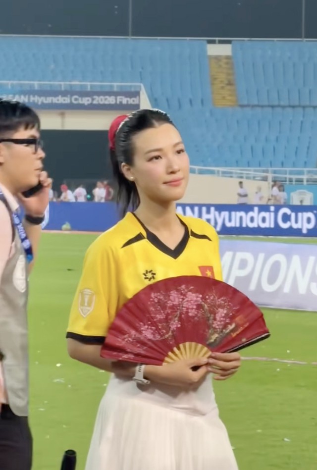 Thủ m&ocirc;n của tuyển Việt Nam c&ocirc;ng khai t&igrave;nh cảm với MC Ho&agrave;ng Oanh- Ảnh 1.