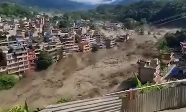 Khoảnh khắc lũ quét kinh hoàng ở Nepal, người dân bỏ chạy để thoát thân - Ảnh 2.