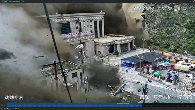 Khoảnh khắc lũ quét kinh hoàng ở Nepal, người dân bỏ chạy để thoát thân - Ảnh 1.
