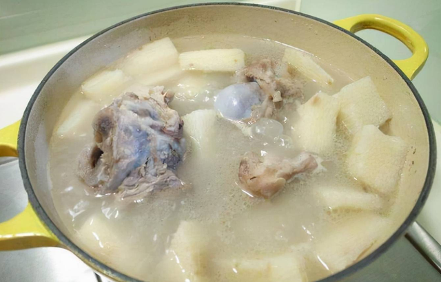 Người phụ nữ 47 tuổi tử vong đột ngột v&igrave; th&oacute;i quen ăn m&oacute;n "c&agrave;ng bổ c&agrave;ng tốt" - Ảnh 2.