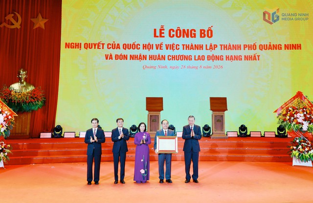 Tổng B&iacute; thư, Chủ tịch nước T&ocirc; L&acirc;m dự Lễ c&ocirc;ng bố th&agrave;nh lập th&agrave;nh phố Quảng Ninh- Ảnh 2.