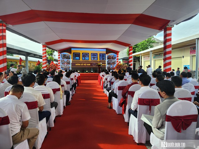Du khách thích thú trải nghiệm trên đoàn tàu Hành trình di sản thế giới- Ảnh 2.
