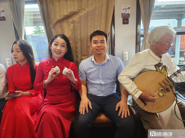 Du khách thích thú trải nghiệm trên đoàn tàu Hành trình di sản thế giới- Ảnh 4.