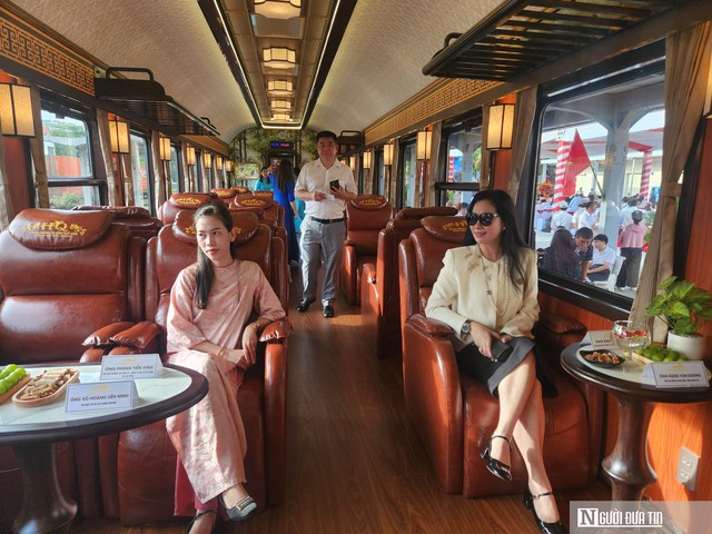 Du khách thích thú trải nghiệm trên đoàn tàu Hành trình di sản thế giới- Ảnh 5.