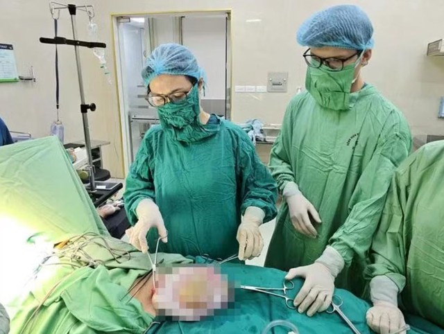 Bé gái 15 tuổi bụng to bất thường, mẹ đưa đi khám mới biết sự thật- Ảnh 1.