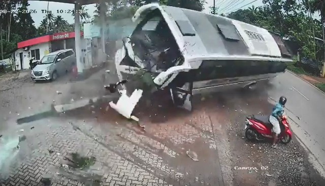 Tránh xe máy, xe buýt chở khách dự đám cưới lật nghiêng - Ảnh 1.