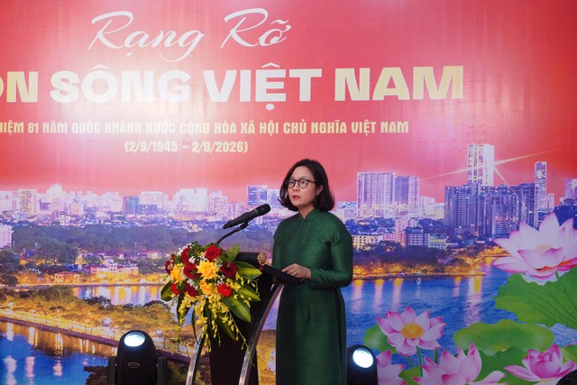 Từ m&ugrave;a Thu lịch sử đến một Việt Nam đổi mới qua 130 bức ảnh- Ảnh 1.