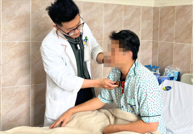 Sốt 40 độ sau chuyến du lịch, người đàn ông 34 tuổi ho ra máu, nguy kịch vì một sai lầm - Ảnh 1.
