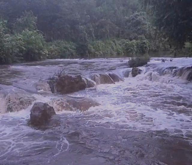 Vụ nước sông chuyển màu đen, hôi tanh 5km: Chính quyền đề nghị công an vào cuộc- Ảnh 1.