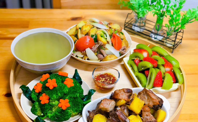 5 thói quen ăn tối tưởng vô hại nhưng đang âm thầm "rút ngắn" tuổi thọ, nhiều người mắc ngay từ thói quen số 1 - Ảnh 2.