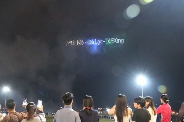 Lâm Đồng khép lại mùa du lịch hè bằng màn trình diễn 300 drone- Ảnh 2.