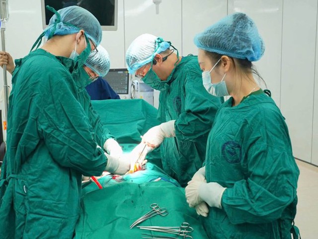 Bụng to bất thường, người phụ nữ 42 tuổi đi khám mới biết thứ nặng 1,5kg ẩn trong bụng - Ảnh 1.