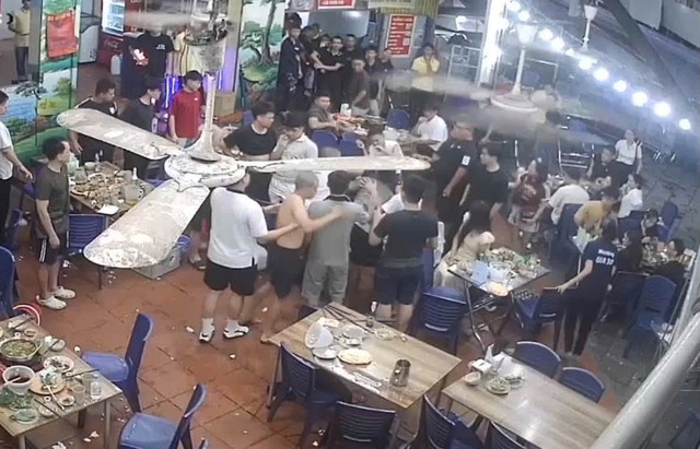 Khởi tố 2 thanh niên chửi bới, đánh người trong quán ăn- Ảnh 1.