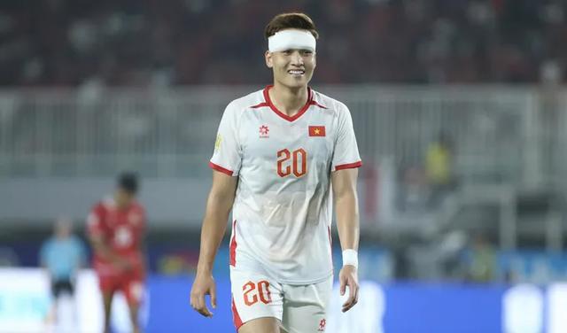 Trung vệ Bùi Hoàng Việt Anh sau khi đổ máu vẫn kiên cường thi đấu đến cuối trận - Ảnh 4.