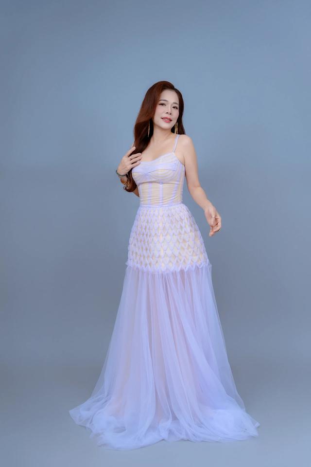 Cuộc sống ở tuổi 54 của nữ ca sĩ từng vắng bóng showbiz 10 năm - Ảnh 2.
