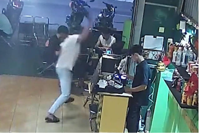 Cho rằng bị nhìn đểu, thiếu niên 16 tuổi dùng dao rựa tấn công bạn nguy kịch - Ảnh 2.