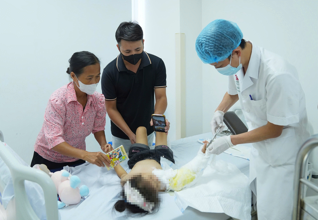 Bé gái 4 tuổi đứt lìa cánh tay do áo chống nắng mắc bánh xe máy - Ảnh 1.
