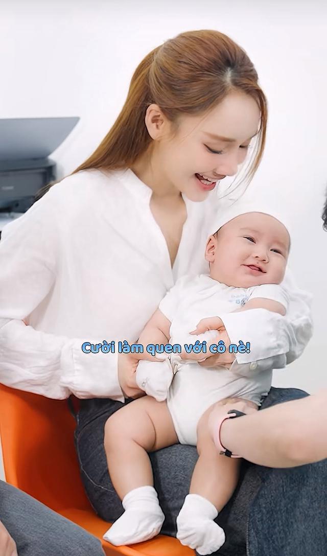 H&eacute; lộ diện mạo kh&ocirc;i ng&ocirc; của con trai thứ 3 nh&agrave; Trường Giang &ndash; Nh&atilde; Phương - Ảnh 2.