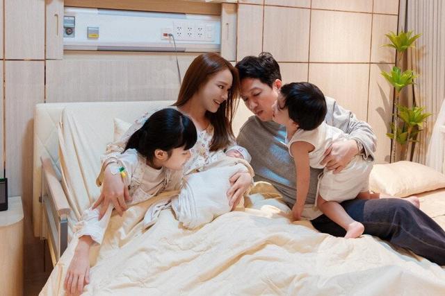 H&eacute; lộ diện mạo kh&ocirc;i ng&ocirc; của con trai thứ 3 nh&agrave; Trường Giang &ndash; Nh&atilde; Phương - Ảnh 4.