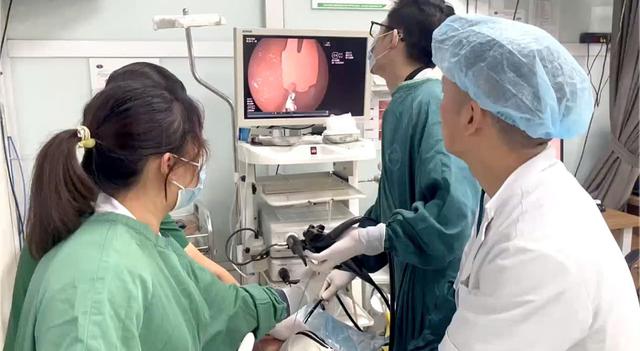 Bé trai 20 tháng tuổi nhập viện cấp cứu vì nuốt phải mảnh thìa nhựa - Ảnh 1.