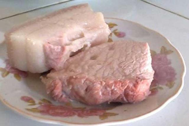 Luộc thịt mãi vẫn hồng, có phải nguồn nước bẩn? Chuyên gia nói điều ít người biết - Ảnh 1.