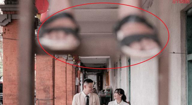 “Bàn chân bí ẩn” xuất hiện trong bức ảnh cưới và sự thật bất ngờ - Ảnh 1.