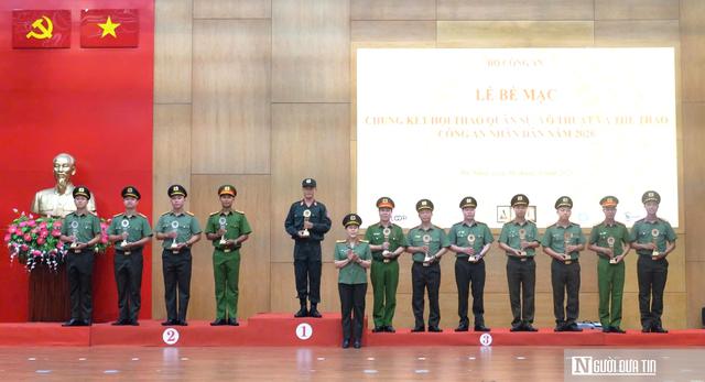 Xem công an bắn súng giữa màn khói, vừa bơi vừa mang súng AK- Ảnh 3.