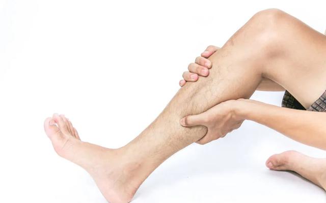 Chàng trai trẻ đau chân dữ dội, mất khả năng đi lại vì làm việc này trên giường mỗi ngày - Ảnh 2.