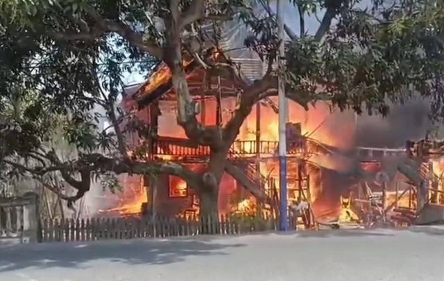 Ngôi nhà bốc cháy dữ dội, ông bà và cháu trai tử vong - Ảnh 1.