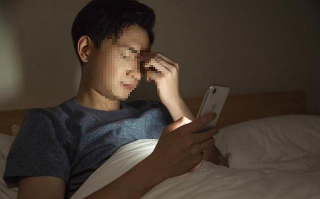 Chàng trai trẻ đau chân dữ dội, mất khả năng đi lại vì làm việc này trên giường mỗi ngày - Ảnh 1.