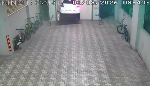 Tài xế lái xe ô tô lao thẳng vào giếng thang máy đang mở - Ảnh 1.