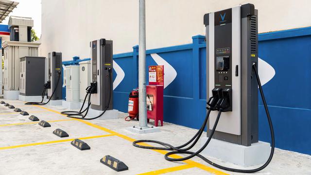 Bộ X&acirc;y dựng y&ecirc;u cầu ho&agrave;n thiện hạ tầng sạc điện tại c&aacute;c trạm dừng nghỉ trước năm 2027 - Ảnh 1.