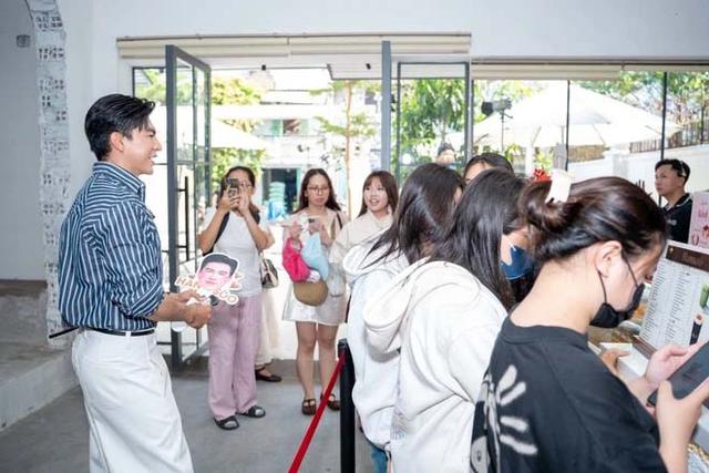 Quán cà phê vừa mở liền "vỡ trận" của nam diễn viên Steven Nguyễn- Ảnh 9.