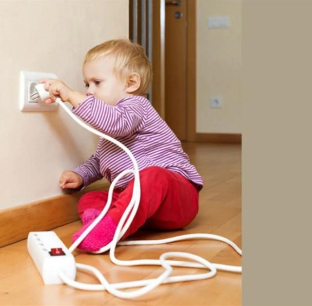 Rủi ro tiềm ẩn khi cắm củ sạc cả ngày dù không dùng - Ảnh 1.