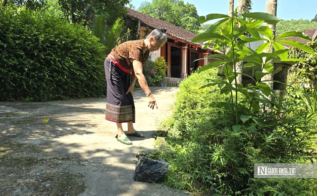 Đ&aacute; bay thủng m&aacute;i t&ocirc;n, cụ b&agrave; chui v&agrave;o nh&agrave; tắm trốn mỗi khi mỏ đ&aacute; nổ m&igrave;n - Ảnh 2.