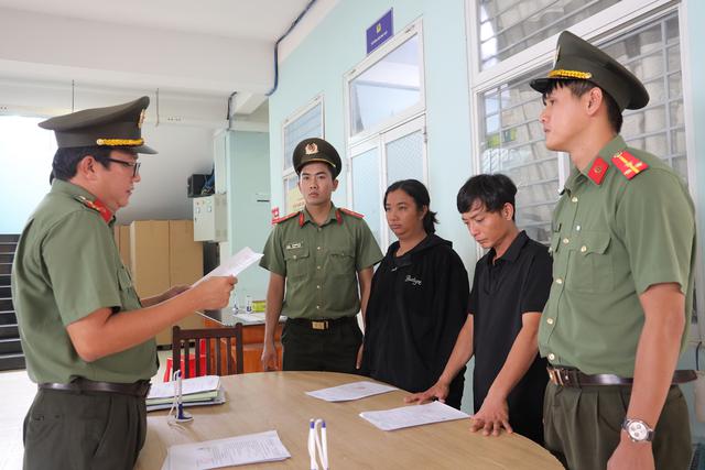 Khởi tố vợ chồng cho 3 người nước ngoài cư trú trái phép- Ảnh 1.