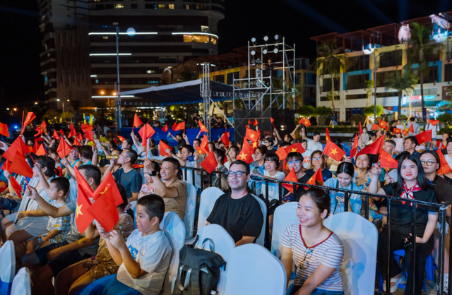 H&agrave;ng ngh&igrave;n kh&aacute;n giả h&ograve;a nhịp trong đ&ecirc;m "Rạng rỡ tự do" tại Libera Nha Trang - Ảnh 6.