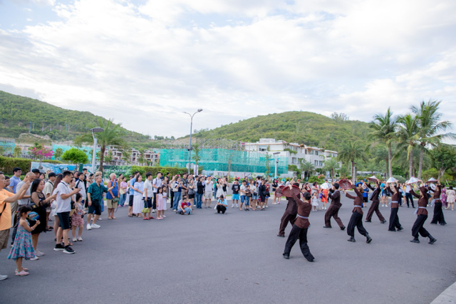 H&agrave;ng ngh&igrave;n kh&aacute;n giả h&ograve;a nhịp trong đ&ecirc;m "Rạng rỡ tự do" tại Libera Nha Trang - Ảnh 8.