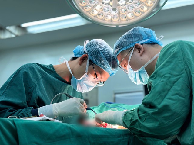 Đặt túi ngực lần 2, người phụ nữ 38 tuổi liên tục chảy dịch, vết thương không liền- Ảnh 1.