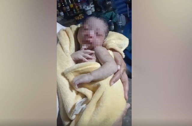 Nghe tiếng khóc trong bãi rác, người đàn ông tới xem thì sốc nặng - Ảnh 1.
