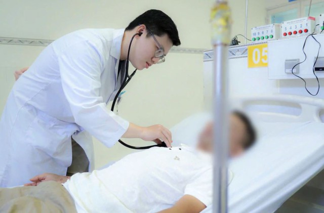 Đang ăn tối, người đàn ông 56 tuổi bất ngờ ngã quỵ - Ảnh 1.