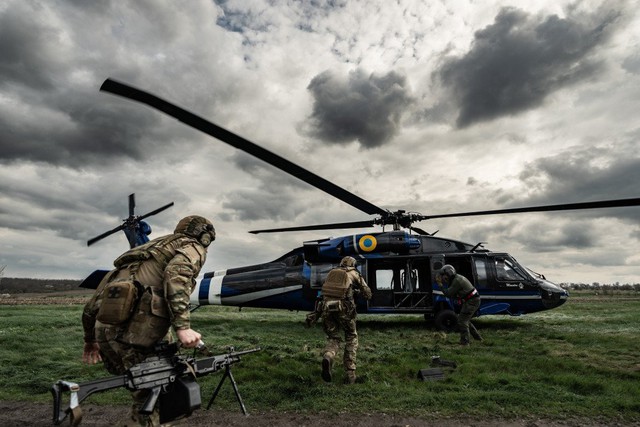 Black Hawk của tình báo Ukraine trúng đòn UAV Nga: Hé lộ vũ khí được sử dụng - Ảnh 1.