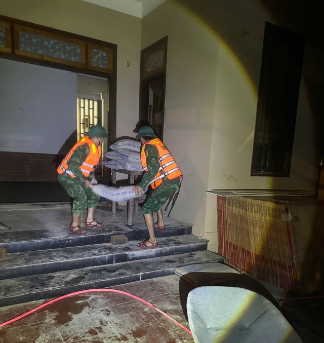 Quảng Trị khẩn trương di dời d&acirc;n trong đ&ecirc;m trước nguy cơ mưa lũ dồn dập- Ảnh 1.