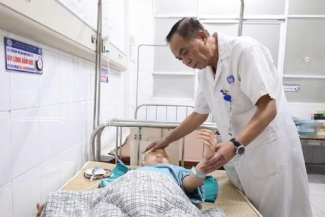 Một cú ngã xe đạp khiến bé gái 9 tuổi phải mở sọ cấp cứu - Ảnh 1.