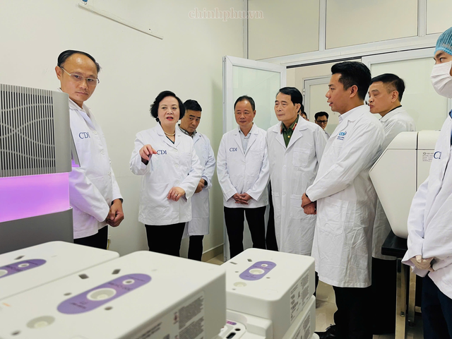 Ph&oacute; Thủ tướng kiểm tra c&ocirc;ng t&aacute;c gi&aacute;m định ADN, x&aacute;c định danh t&iacute;nh h&agrave;i cốt liệt sĩ - Ảnh 1.