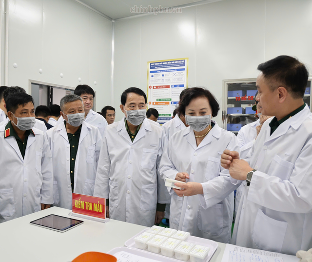 Ph&oacute; Thủ tướng kiểm tra c&ocirc;ng t&aacute;c gi&aacute;m định ADN, x&aacute;c định danh t&iacute;nh h&agrave;i cốt liệt sĩ - Ảnh 2.