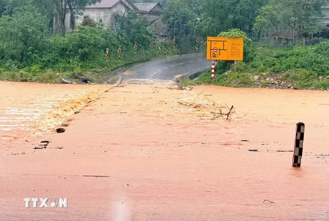 Mưa lũ bủa vây Quảng Trị, người dân tất tả "chạy lũ" trong đêm - Ảnh 3.