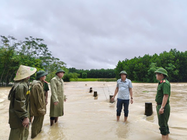 Mưa lớn gây ngập nhiều cầu tràn, chia cắt giao thông ở Thanh Hóa - Ảnh 4.