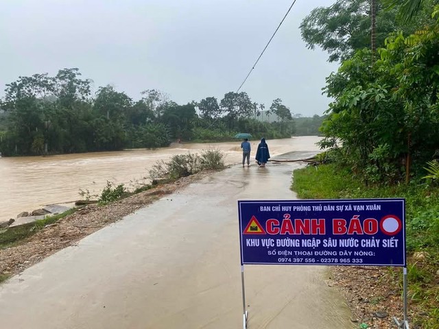 Mưa lớn gây ngập nhiều cầu tràn, chia cắt giao thông ở Thanh Hóa - Ảnh 7.